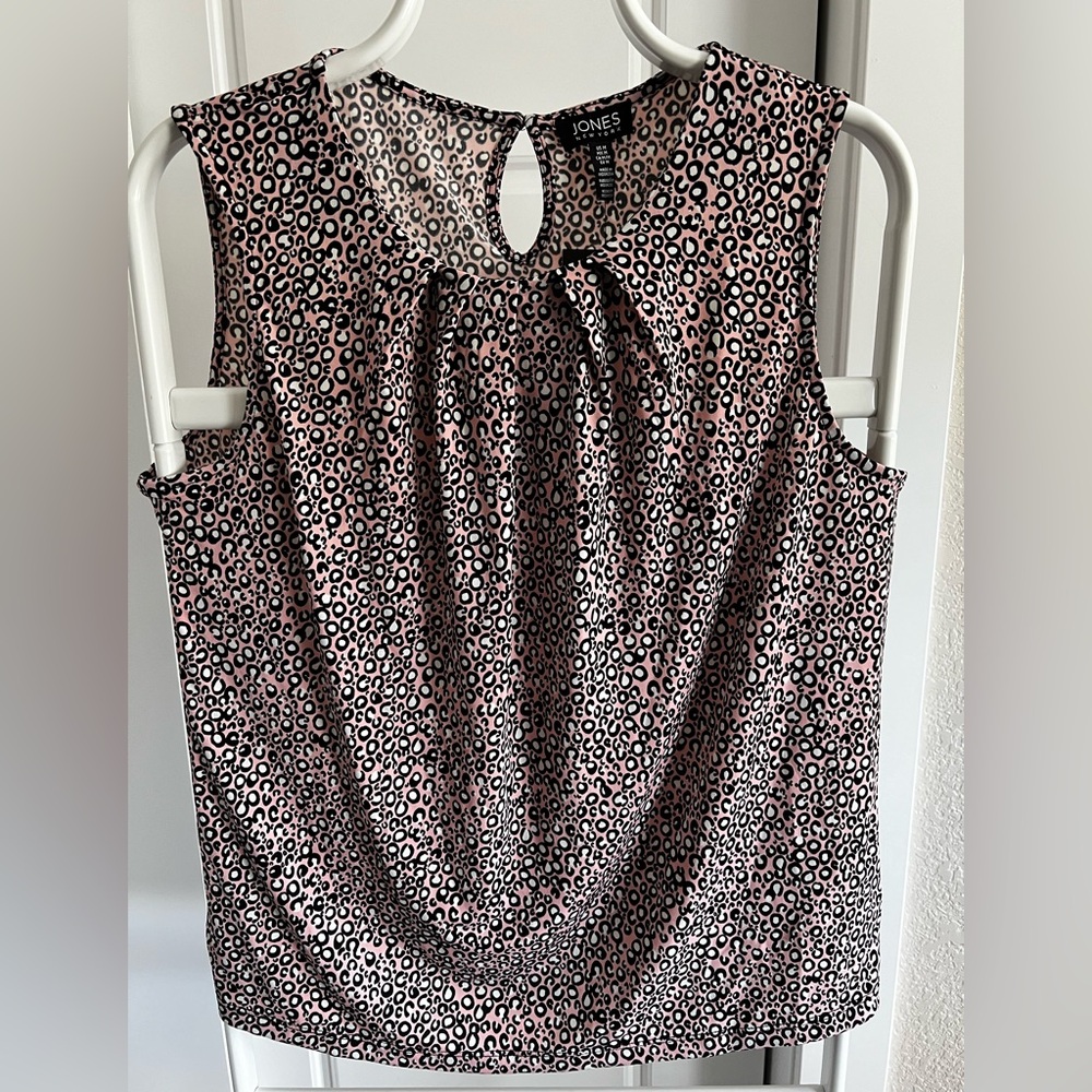 BNWT Jones New York sleeveless work career blouse. Light pink w black/white dots